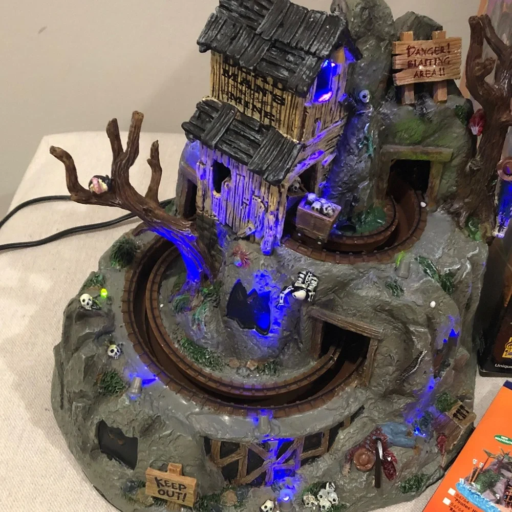 2006 LEMAX Spooky Town Dead Man's Mine Halloween Village Lights Music Pls Read